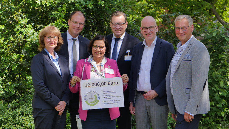 Ina Klindworth, Andreas Schneider, Sabine Weiß, Christan Rilz, Pastor Walther Seiler und Jens Klindworth (v.l.) beim Gruppenfoto zur symbolischen Übergabe der Geldspende des Albertinen Konvents mit Spendenscheck