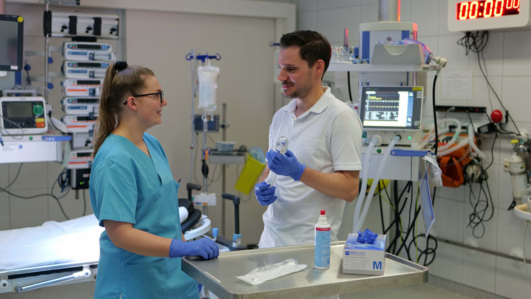 Zwei Pflegekräfte unterhalten sich in einem Untersuchungsraum im Zentrum für Notfall- und Akutmedizin des Albertinen Krankenhauses in Hamburg-Schnelsen