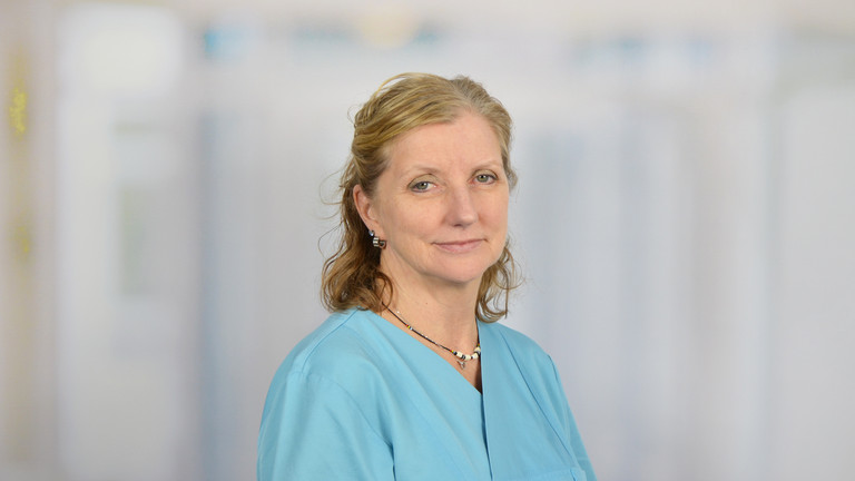 Portraitfoto Kerstin Stehr-Archuth, Leitende Hebamme, Projekt Selbstbestimmung und Vielfalt in der Geburtshilfe, Gewalterfahrungen und Diskriminierung in der Schwangerenversorgung, Evangelisches Amalie Sieveking Krankenhau Portraitfoto von Kerstin Stehr-Archuth, Leitende Hebamme der Geburtshilfe im Evangelischen Amalie Sieveking Krankenhaus