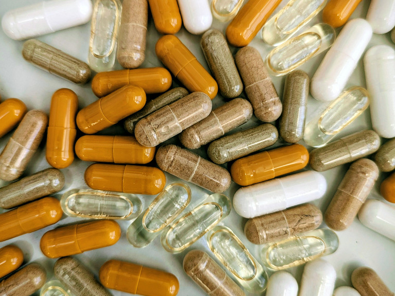 Verschiedene Kapseln liegen durcheinander Verschiedene Kapseln liegen durcheinander