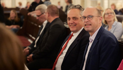 Zwei Konzertgäste sitzen auf einer Kirchenbank im Kirchensaal beim 10. Herzbrücke-Benefizkonzert im Hamburger „Michel“ der Albertinen-Stiftung. Zwei Konzertgäste sitzen auf einer Kirchenbank im Kirchensaal beim 10. Herzbrücke-Benefizkonzert im Hamburger „Michel“ der Albertinen-Stiftung.