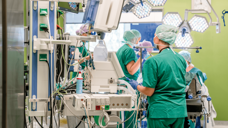 Ein Operationssaal mit Ärzten und Fachpflegekräften im Albertinen Krankenhaus in Hamburg-Schnelsen