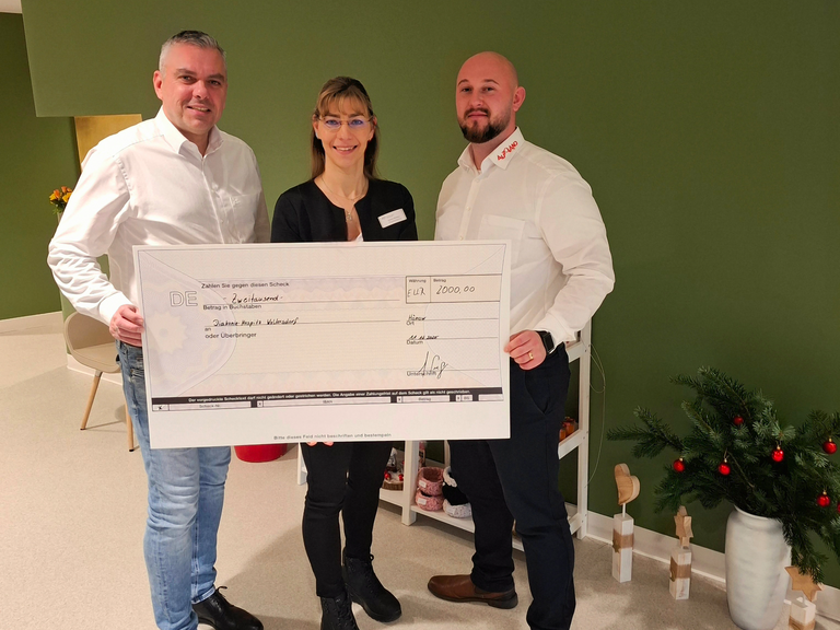 Pflegedienstleitung Stefanie Micklitza (Mitte) erhält Spendenscheck von Autoland Pflegedienstleitung Stefanie Micklitza (Mitte) erhält Spendenscheck von Autoland