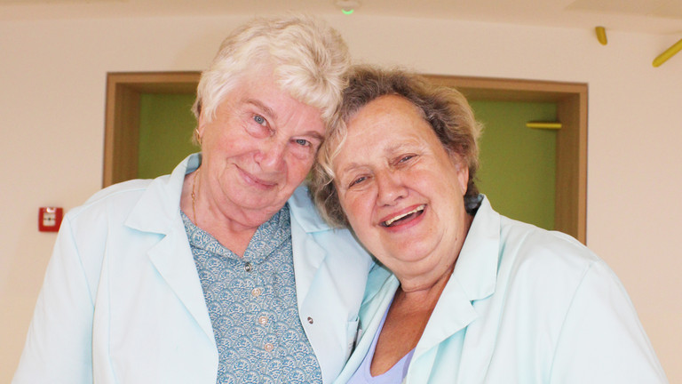 Ehrenamtliche Mitarbeiterinnen Arm in Arm, Grüne Damen und Herren, Ehrenamtliche Mitarbeit im Krankenhaus, Ehrenamt gesucht, Immanuel Klinikum Bernau, Bernau bei Berlin Ehrenamtliche Mitarbeiterinnen Arm in Arm, Grüne Damen und Herren, Ehrenamtliche Mitarbeit im Krankenhaus, Ehrenamt gesucht, Immanuel Klinikum Bernau, Bernau bei Berlin