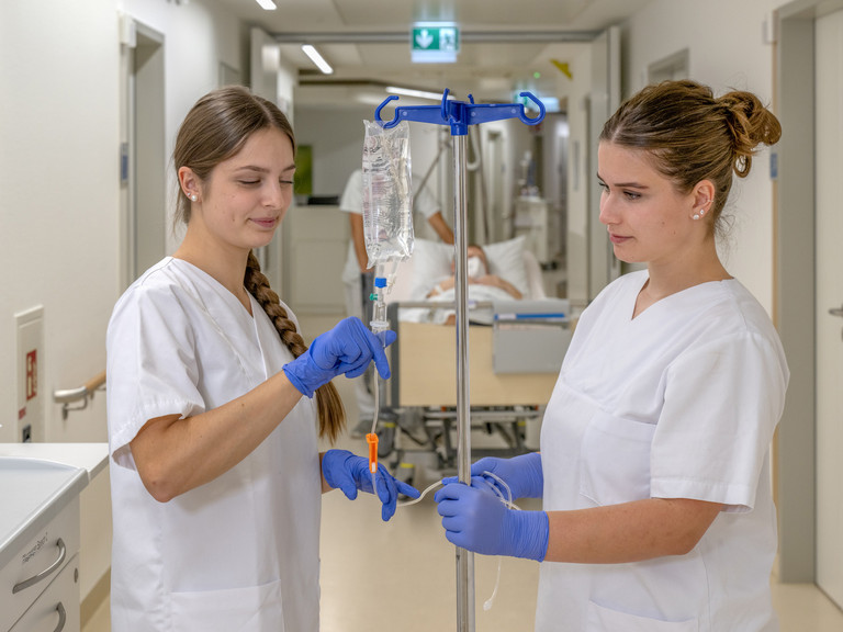 Zwei Pflegekräfte prüfen medizinisches Gerät - Ausbildung Pflegefachfrau Pflegefachmann - Immanuel Klinikum Bernau