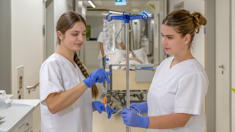Zwei Pflegekräfte prüfen medizinisches Gerät - Ausbildung Pflegefachfrau Pflegefachmann - Immanuel Klinikum Bernau