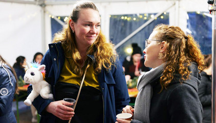 Zwei Frauen unterhalten sich an einem Tisch bei der Weihnachtsfeier 2025 von Amalie Sieveking Krankenhaus, Residenz am Wiesenkamp, Feierabendhaus Volksdorf und Albertinen Kindertagesstätte Volksdorf auf dem Gesundheitscampus Volksdorf in Hamburg