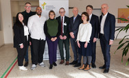 Gruppenfoto mit Karin Schulz, Leiterin der Wohn-Pflegeeinrichtung im Albertinen Haus, Marcus Esch, Pflegedienstleiter, Kevin Lindén, Stellvertretende Pflegedienstleitung, Projektkoordinator, Sozialsenatorin Melanie Schlotzhauer, Albertinen Haus-Geschäftsführer Ralf Zastrau, Staatsrat Tim Angerer, Dr. Elzbieta Kuzma, Projektleiterin, Dr. Thorsten Minuth, Konzerngeschäftsführer der Immanuel Albertinen Diakonie, Thomas Bott, Regionaldirektor AOK Rehinland / Hamburg (von links) zum Präventionspflegeprojekt „SGB Reha“ vor einem Banner im Albertinen Haus in Hamburg