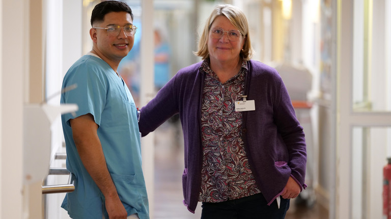 Pflegefachkraft Carlos Roberto Márquez mit Pflegedirektorin Maike Sellentin, Auszeichnung "Integrationsfreundlicher Betrieb", Berufsgenossenschaft für Gesundheitsdienst und Wohlfahrtspflege (BGW), Evangelisches Amalie Sieveking Krankenhaus Pflegefachkraft Carlos Roberto Márquez mit Pflegedirektorin Maike Sellentin