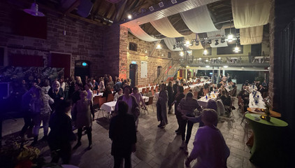 Menschen tanzen in einem Festsaal beim Zusammenschluss von Diakonie Werratal und Immanuel Diakonie Südthüringen im Meininger Ortsteil Walldorf