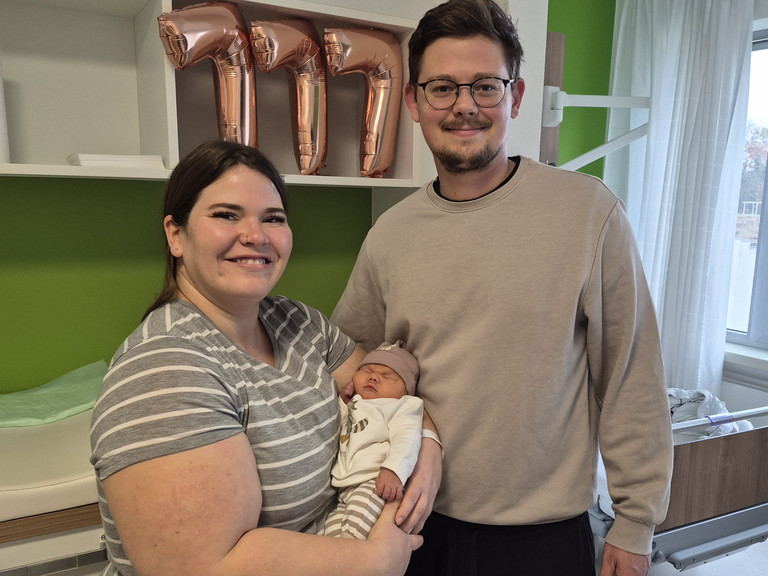 Hebamme mit Mutter, die das Baby im Arm hält und Vater in der Immanuel Klinik Rüdersdorf Hebamme mit Mutter, die das Baby im Arm hält und Vater in der Immanuel Klinik Rüdersdorf
