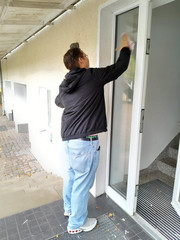 Azubi putzt eine Tür