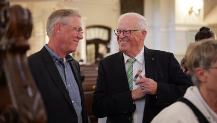 Zwei Gäste unterhalten sich im Kirchensaal beim 10. Herzbrücke-Benefizkonzert im Hamburger „Michel“ der Albertinen-Stiftung. Zwei Gäste unterhalten sich im Kirchensaal beim 10. Herzbrücke-Benefizkonzert im Hamburger „Michel“ der Albertinen-Stiftung.