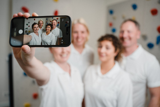 Die Therapeuten des interdisziplinären Therapiezentrums am Albertinen Krankenhaus lächeln für ein Selfie in die Kamera