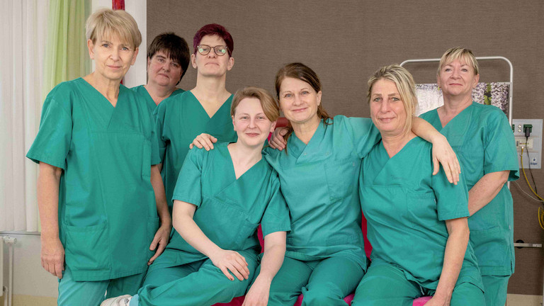 Immanuel Klinikum Bernau - Nachricht - Bernau feiert Hebammen und Handhygiene - Gruppenbild der Hebammen im Kreißsaal Immanuel Klinikum Bernau - Nachricht - Bernau feiert Hebammen und Handhygiene - Gruppenbild der Hebammen im Kreißsaal