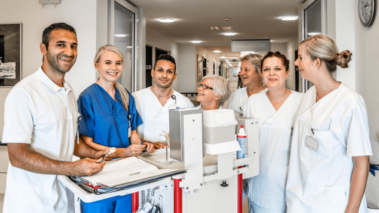 Ein Pflegeteam blickt in die Kamera auf der Pflegestation Orthopädie und Unfallchirurgie im Albertinen Krankenhaus, Hamburg-Schnelsen