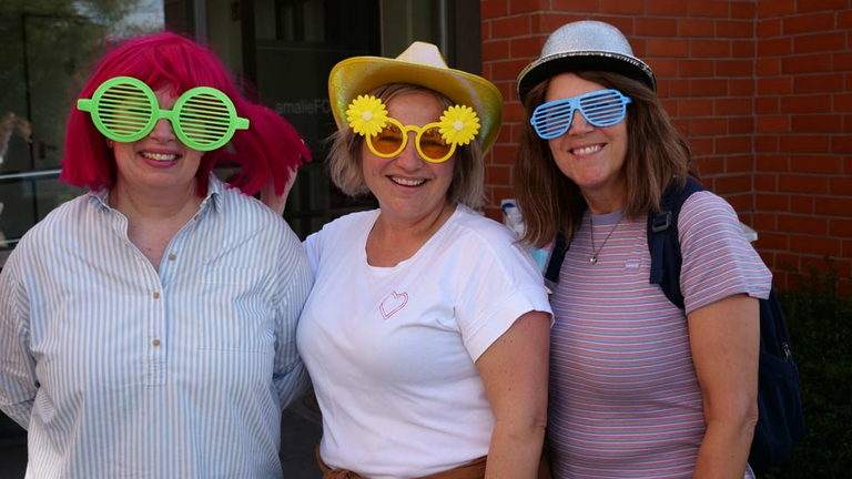 Mitarbeiterinnen mit Hüten und Sonnenbrillen auf dem Sommerfest Gesundheitscampus Volksdorf in Hamburg-Volksdorf 