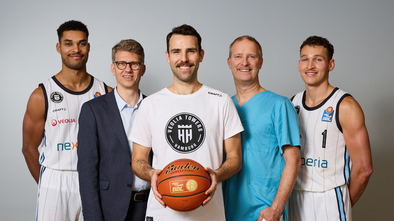Towers-Spieler und Ärzte mit Schnurrbärten stehen nebeneinander, Aktionsmonat Movember, Gemeinsam für Männergesundheit, gegen Hoden- und Prostatakrebs sowie Depressionen, gemeinsame Kampagne Albertinen Krankenhaus und Veolia Towers, Hamburg Towers-Spieler und Ärzte mit Schnurrbärten stehen nebeneinander, Aktionsmonat Movember, Gemeinsam für Männergesundheit, gegen Hoden- und Prostatakrebs sowie Depressionen, gemeinsame Kampagne Albertinen Krankenhaus und Veolia Towers, Hamburg