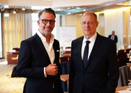 Prof. Dr. Thorsten Hanke (links) und Prof. Dr. Friedrich-Christian Rieß blicken in die Kamera beim Fachsymposium zur Herzchirurgie des Albertinen Herz- und Gefäßzentrums