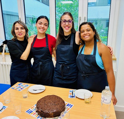 Vier internationale Pflegekräfte mit einem frisch gebackenen Kuchen, Internationales Recruiting, Integration, Albertinen Krankenhaus, Hamburg Vier internationale Pflegekräfte mit einem frisch gebackenen Kuchen, Internationales Recruiting, Integration, Albertinen Krankenhaus, Hamburg
