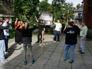 Beeindruckendes Ergebnis: Mit guter Kommunikation und Koordination errichteten die Auszubildenden einen Turm aus 7 Holzklötzen.   