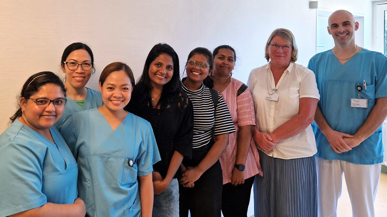 Gruppe internationaler Pflegekräfte mit Pflegedirektorin M. Sellentin im Ev. Amalie Sieveking Krankenhaus