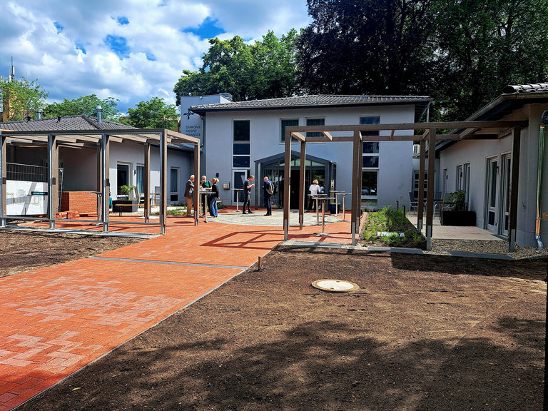Blick in den Garten des Diakonie Hospiz Wannsee - Nachricht - Überwältigende Resonanz zur Neueröffnung des Diakonie Hospiz Wannsee
