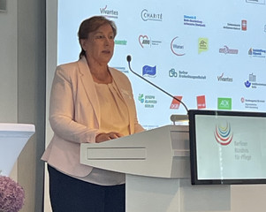 Martina Kringe hält eine Rede an Podium bei der Tagung „Pflegefachassistenz 2027 und Zukunftsbild des Berliner Bündnisses für Pflege  Perspektiven, die bewegen - Immanuel Krankenhaus Berlin