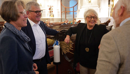 Vier geladene Gäste unterhalten sich im Kirchensaal neben den Kirchenbänken beim 10. Herzbrücke-Benefizkonzert im Hamburger „Michel“ der Albertinen-Stiftung. Vier geladene Gäste unterhalten sich im Kirchensaal neben den Kirchenbänken beim 10. Herzbrücke-Benefizkonzert im Hamburger „Michel“ der Albertinen-Stiftung.