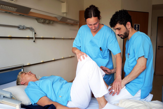 Ein Pflegeteam übt die Patientenpflege einem Patientenzimmer der Neurologie im Albertinen Krankenhaus in Hamburg-Schnelsen