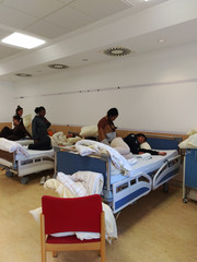 Auszubildende der Pflegefachausbildung üben im Unterricht zum Bobath-Konzept verschiedene Lagerungen und Positionierungen an Pflegebetten. Auszubildende der Pflegefachausbildung üben im Unterricht zum Bobath-Konzept verschiedene Lagerungen und Positionierungen an Pflegebetten.