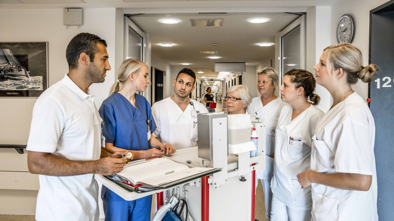 Team der Klinik fuer Orthopädie und Unfallchirurgie bei Patientenvisite im Albertinen Krankenhaus Hamburg