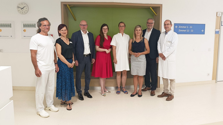 Gruppenbild auf dem Flur im Immanuel Klinikum Bernau mit .l.n.r.: Dr. med. Arndt von Kirchbach, Chefarzt Allgemein-, Viszeral- und Unfallchirurgie; Fanni Mehner, Assistenz der Pflegedirektion; Frank Volkmer, Geschäftsführer Immanuel Klinik Rüdersdorf; Dr. Jouleen Gruhn, Vizepräsidentin des Landtages, Gesundheitspolitische Sprecherin der SPD-Fraktion im Landtag; Verena Plocher, Geschäftsführerin; Martina Maxi Schmidt, Mitglied des Landtages aus dem Wahlkreis Bernau-Panketal; Roy Noack, Sprecher für die Krankenhauseinrichtungen der Immanuel Albertinen Diakonie in der Metropolregion Berlin / Brandenburg; Dr. med. Michael Zänker, Chefarzt Innere Medizin/Krankenhaushygiene, Mitglied der Krankenhausleitung Gruppenbild auf dem Flur im Immanuel Klinikum Bernau mit .l.n.r.: Dr. med. Arndt von Kirchbach, Chefarzt Allgemein-, Viszeral- und Unfallchirurgie; Fanni Mehner, Assistenz der Pflegedirektion; Frank Volkmer, Geschäftsführer Immanuel Klinik Rüdersdorf; Dr. Jouleen Gruhn, Vizepräsidentin des Landtages, Gesundheitspolitische Sprecherin der SPD-Fraktion im Landtag; Verena Plocher, Geschäftsführerin; Martina Maxi Schmidt, Mitglied des Landtages aus dem Wahlkreis Bernau-Panketal; Roy Noack, Sprecher für die Krankenhauseinrichtungen der Immanuel Albertinen Diakonie in der Metropolregion Berlin / Brandenburg; Dr. med. Michael Zänker, Chefarzt Innere Medizin/Krankenhaushygiene, Mitglied der Krankenhausleitung