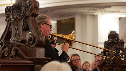 Ein Posaunist spielt im Kirchensaal beim 10. Herzbrücke-Benefizkonzert im Hamburger „Michel“ der Albertinen-Stiftung. Ein Posaunist spielt im Kirchensaal beim 10. Herzbrücke-Benefizkonzert im Hamburger „Michel“ der Albertinen-Stiftung.