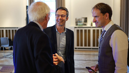 Priv.-Doz. Dr. Gödel, Chefarzt der Klinik für Geriatrie im Albertinen Zentrum für Altersmedizin im Albertinen Krankenhaus in Hamburg, bei seinem Einführungssymposium „Die Zukunft ist alt!“ im Gespräch mit Prof. Wolfgang von Renteln-Kruse und Prof. Dr. Michael Denkinger.
