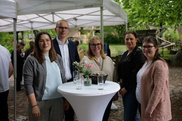 äste des Einführungssymposiums von Dr. Saskia Otte tauschen sich beim anschließenden Get-together im Museumsdorf Volksdorf aus.