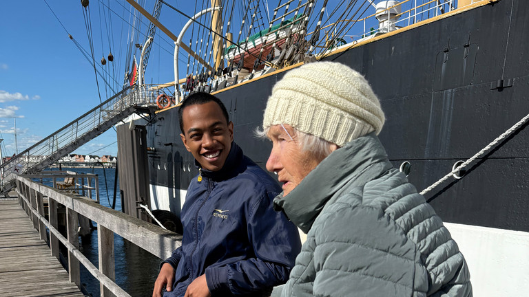 Betreuer mit Bewohner bei Ostsee-Urlaub der Residenz am Wiesenkamp