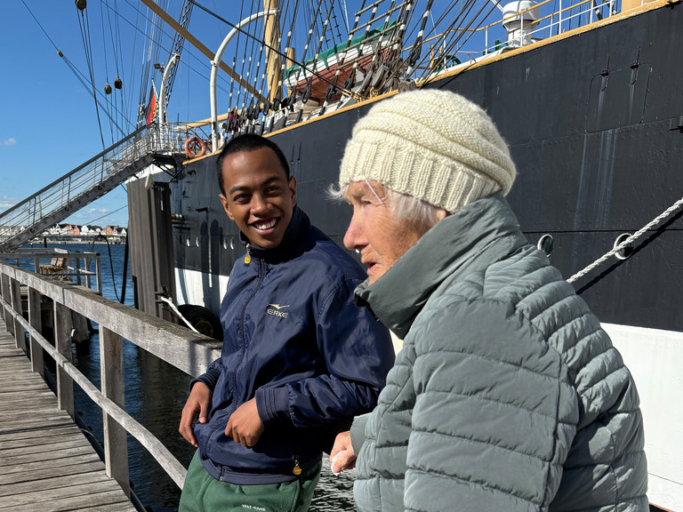Betreuer mit Bewohner bei Ostsee-Urlaub der Residenz am Wiesenkamp