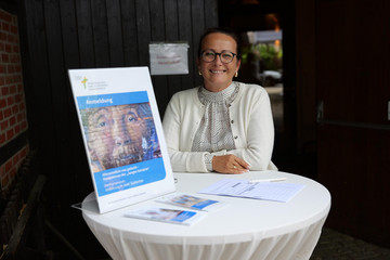 Mitarbeiterin am Anmeldetisch des Einführungssymposiums „Altersmedizin neu gedacht“.