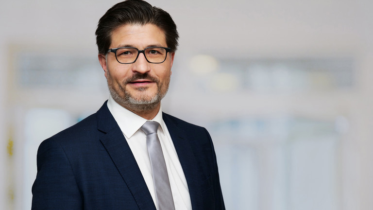 Portraitfoto von Prof. Dr. Peter Bannas, Chefarzt, Klinik für Diagnostische und Interventionelle Radiologie im Albertinen Krankenhaus in Hamburg und  stellvertretender Leiter Immanuel Albertinen Zentrum für Radiologie.