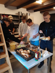 Auszubildende nehmen sich Essen von einem Tisch