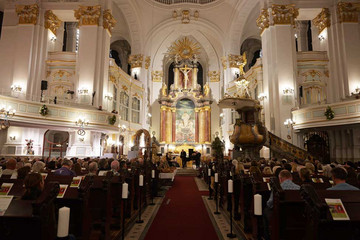 Der festlich beleuchtete Kirchensaal mit Empore und Sitzbänken beim 10. Herzbrücke-Benefizkonzert im Hamburger „Michel“ der Albertinen-Stiftung. Der festlich beleuchtete Kirchensaal mit Empore und Sitzbänken beim 10. Herzbrücke-Benefizkonzert im Hamburger „Michel“ der Albertinen-Stiftung.