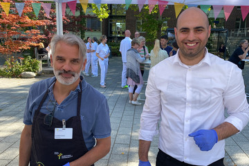 Das Direktorium des Albertinen Krankenhauses übernimmt bei „Let’s have lunch“ die Essensausgabe unter einem Pavillon.