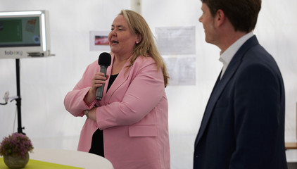 Konzerngeschäftsführerin Andrea Wichmann steht mit einem Mikrofon neben Dr. Thorsten Minuth und spricht zu den Festgästen bei der Jubiläumsfeier 20 Jahre Albertinen Services Hamburg ASH in Rellingen. Konzerngeschäftsführerin Andrea Wichmann steht mit einem Mikrofon neben Dr. Thorsten Minuth und spricht zu den Festgästen bei der Jubiläumsfeier 20 Jahre Albertinen Services Hamburg ASH in Rellingen.