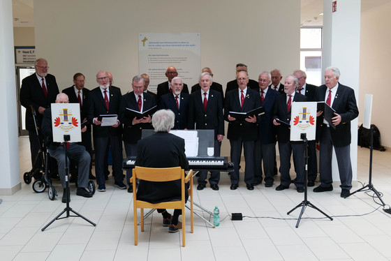 Volkschor Frohsinn singt Shantys und Volkslieder im Albertinen Krankenhaus als Dank für erfolgreiche Herzchirurgie
