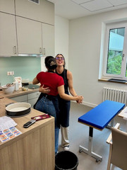 Zwei internationale Pflegekräfte bei einem Tanz am Rande des Koch- und Back-Events, Internationales Recruiting, Integration, Albertinen Krankenhaus, Hamburg