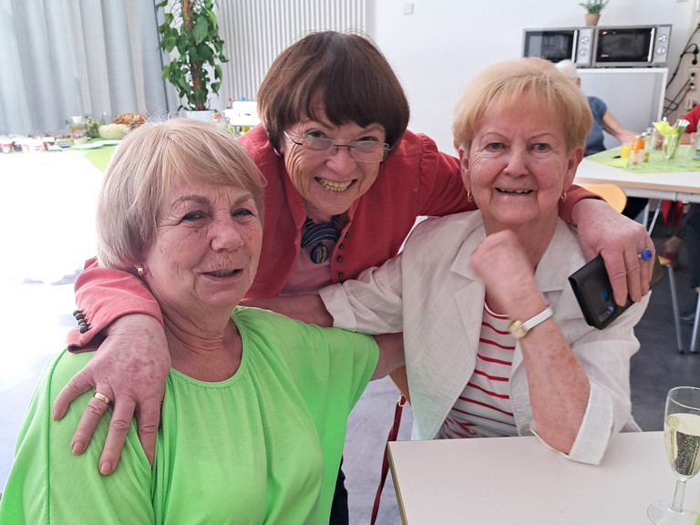 Drei ehemalige Kolleginnen beim Ehemaligentreffen des Immanuel Klinikum Bernau Arm in Arm an einem Tisch Drei ehemalige Kolleginnen beim Ehemaligentreffen des Immanuel Klinikum Bernau Arm in Arm an einem Tisch