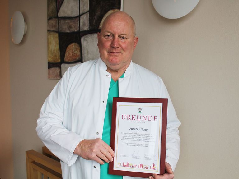 Immanuel Klinikum Bernau Herzzentrum Brandenburg - Nachricht - Wie ein Bierdeckel den Erhalt des Krankenhauses in Bernau besiegelte - Andreas Neue - Urkunde der Stadt Immanuel Klinikum Bernau Herzzentrum Brandenburg - Nachricht - Wie ein Bierdeckel den Erhalt des Krankenhauses in Bernau besiegelte - Andreas Neue - Urkunde der Stadt