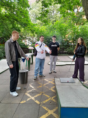 Vier Auszubildende stehen auf einer Minigolfanlage und spielen Minigolf beim Azubi-Tag 2025 von Werkstück Raumgestaltung und Versorgungstechnik in Berlin
