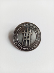 Silberne Brosche die Beate Lieske zum zehnjährigen Dienstjubiläum im Immanuel Krankenhaus Berlin erhalten hat